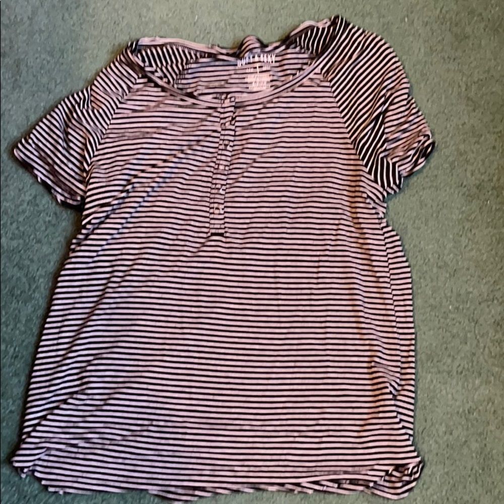 American Eagle top 